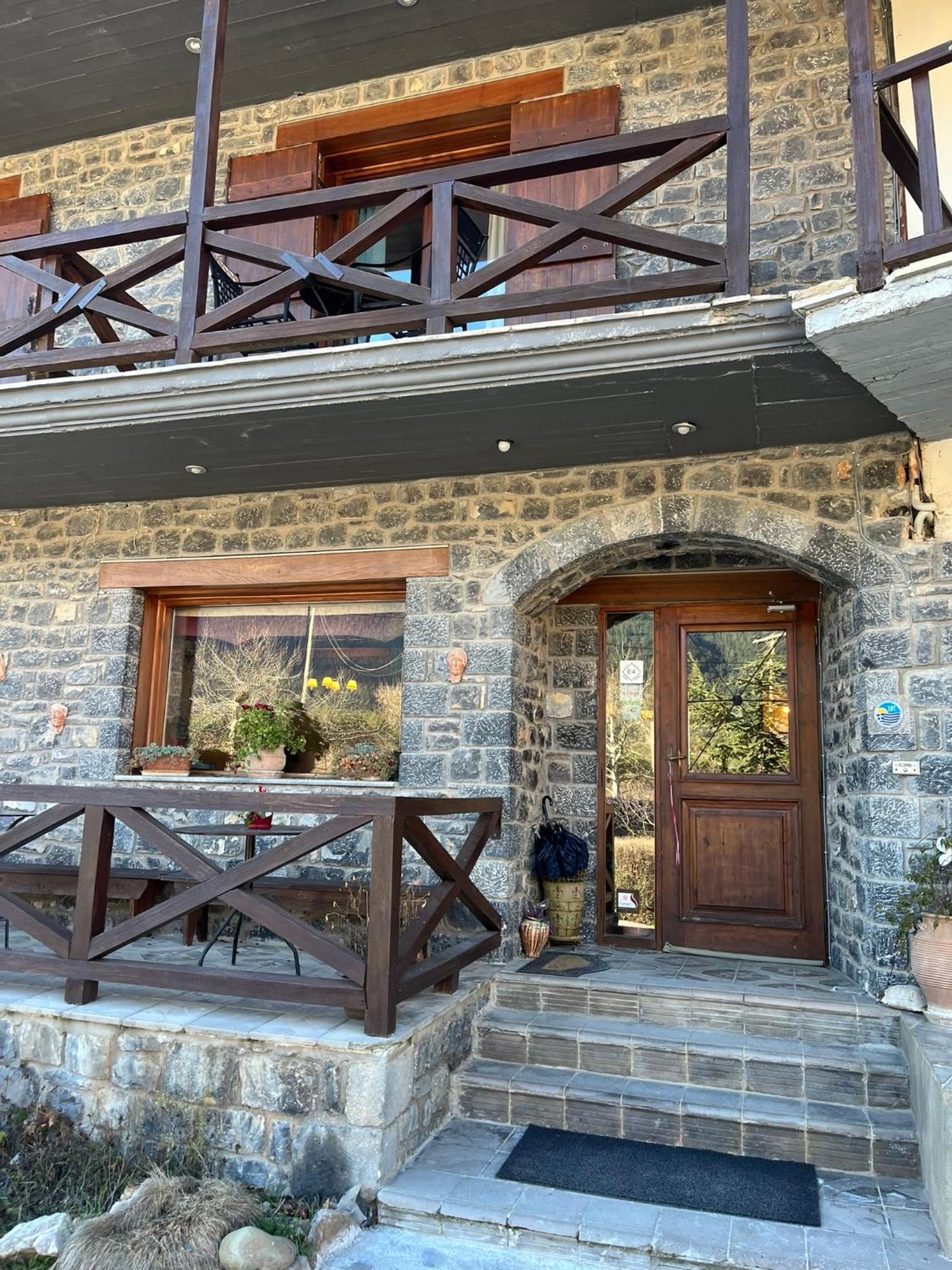 Guesthouse Teloni Vytína Eksteriør bilde
